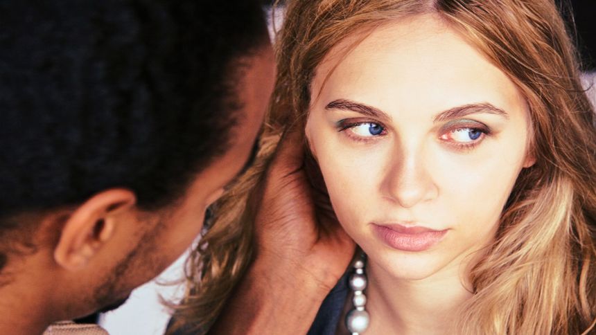  Co oznacza unikanie wzroku podczas rozmowy?