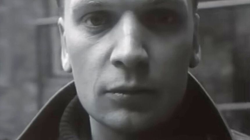 Grzegorz Ciechowski w teledysku do piosenki "Nie pytaj o Polskę"