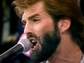 Kenny Loggins wykonuje piosenkę "Footloose"