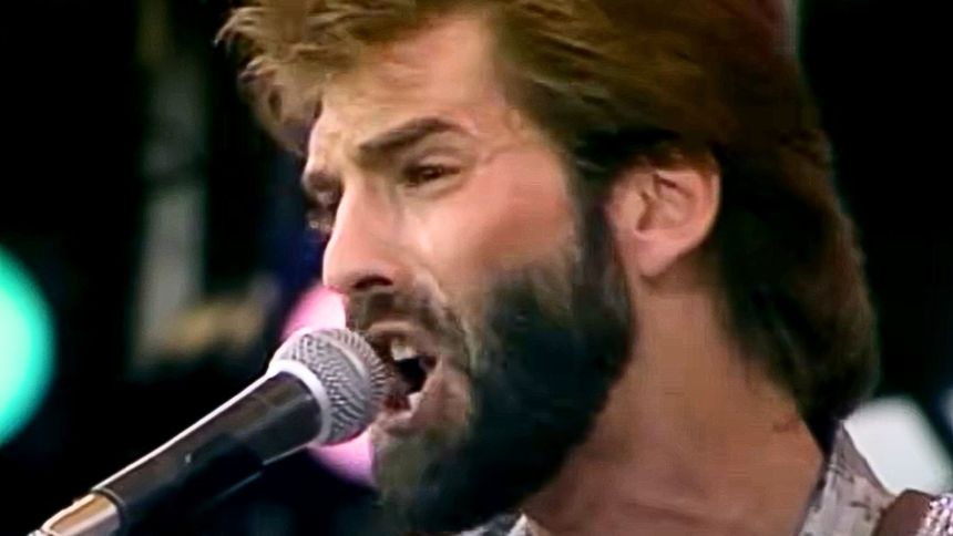 Kenny Loggins wykonuje piosenkę "Footloose"
