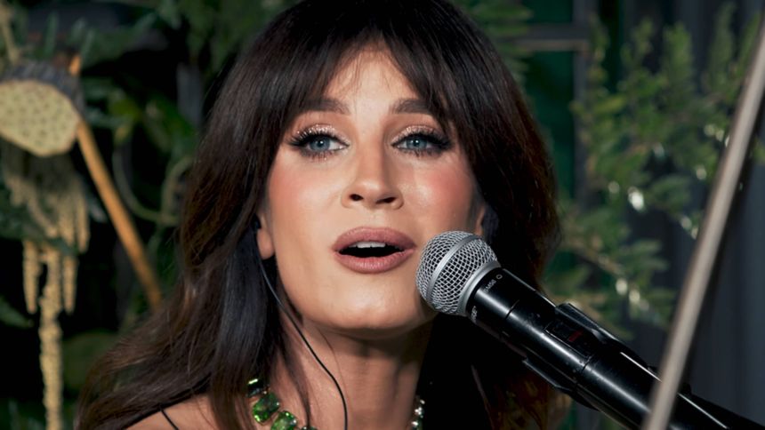 Zaśpiewał hit Sylwii Grzeszczak