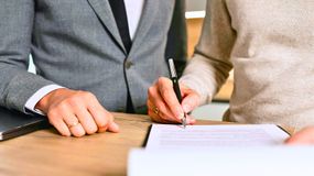 Kontrolerzy pukają do drzwi Polaków.