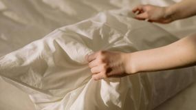 Masz starą poduszkę? Ten prosty trik sprawi, że pościel stanie się świeżutka
