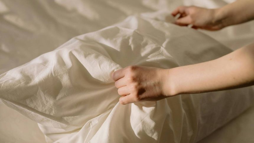 Masz starą poduszkę? Ten prosty trik sprawi, że pościel stanie się świeżutka