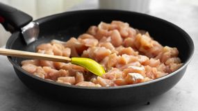 Biała piana przy smażeniu kurczaka. Co to oznacza?