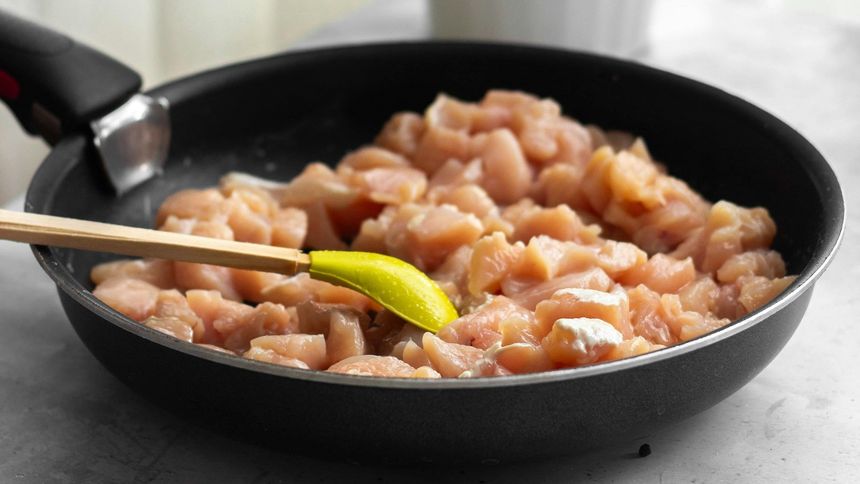 Biała piana przy smażeniu kurczaka. Co to oznacza?