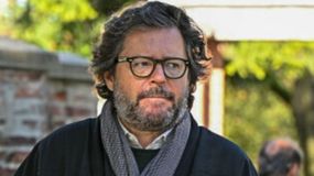 Grzegorz Turnau pogrążony w smutku. 