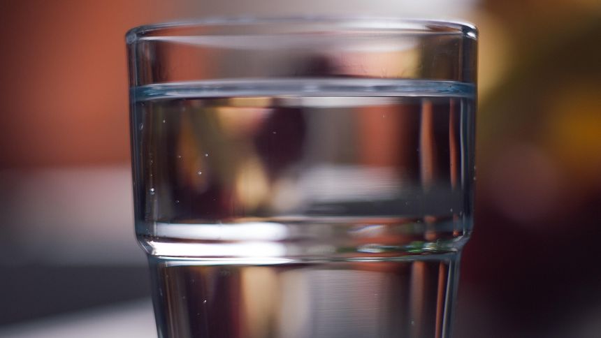 Dodaj to do wody i wspomóż jelita