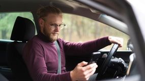 Polacy wciąż robią to za kierownicą. 500 złotych mandatu to dopiero początek