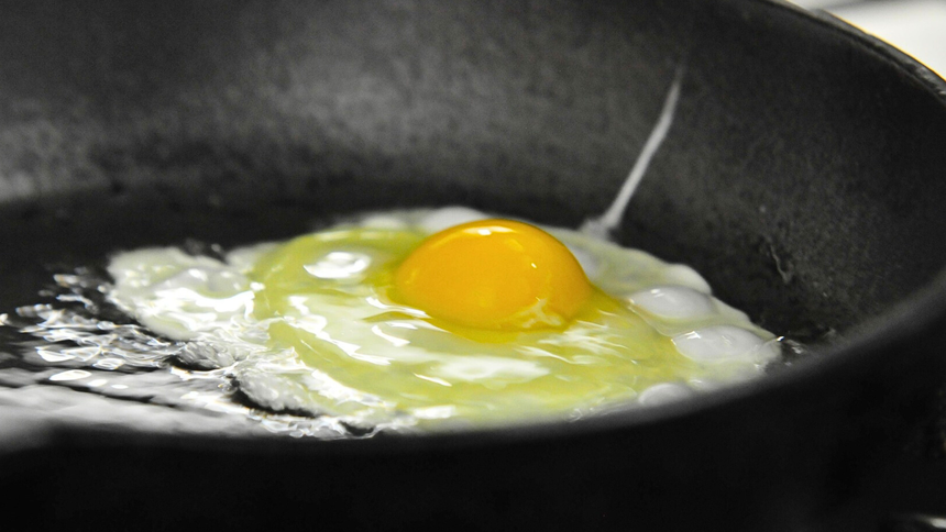 Na czym powinno smażyć się jajka?