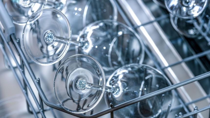 Tak powinno myć się kieliszki w zmywarce