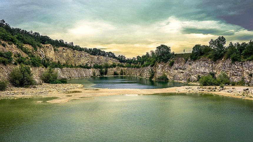 Ten zalew znajduje się 50 km od Warszawy (zdjęcie ilustracyjne)