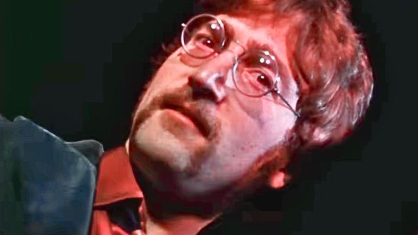 Nie wiem, kto jest na zdjęciu. 

Opis ALT: Mężczyzna w okularach z brązowymi włosami i wąsami, patrzy w stronę kamery.