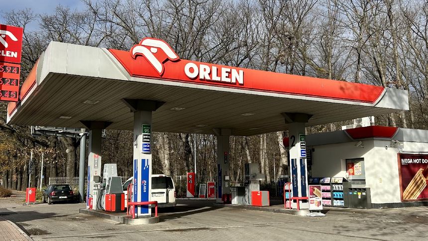 Stacja benzynowa Orlen z dystrybutorami i sklepem.