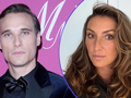 Maurycy Popiel w eleganckim garniturze z muszką i Izabela Warykiewicz z falistymi włosami.