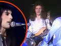 Na scenie występuje dwóch muzyków w białych strojach, grających na instrumentach.
