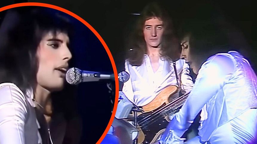 Na scenie występuje dwóch muzyków w białych strojach, grających na instrumentach.