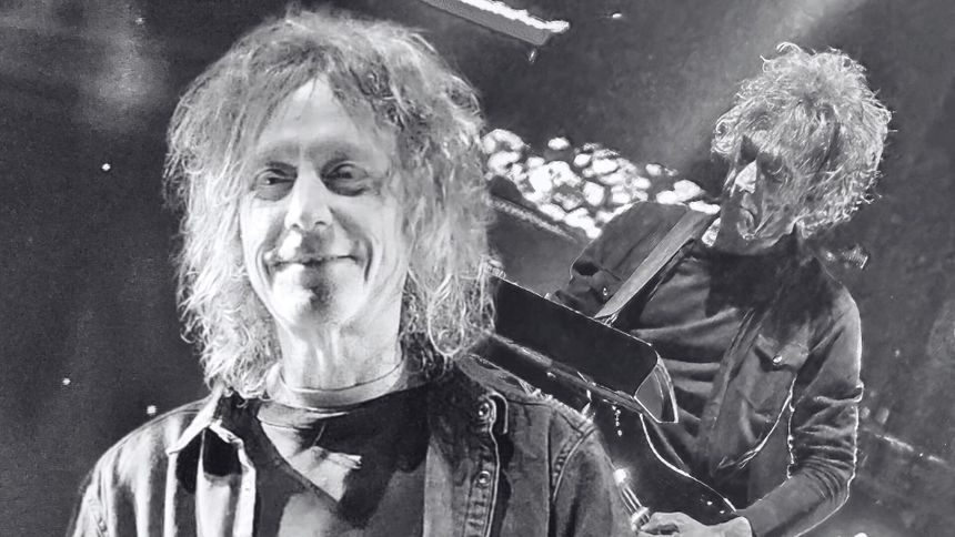 Na zdjęciu Perry Bamonte, gra na gitarze i uśmiecha się do kamery