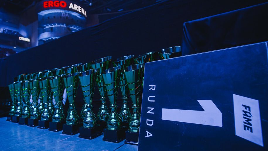 W tle ERGO Arena, rząd zielonych trofeów i oznaczenie „Runda 1” na czarnym tle.