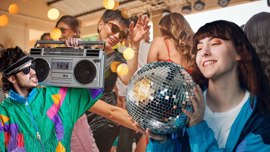 Grupa ludzi tańcząca, w tle dyskotekowa kula i boombox, radosna atmosfera na imprezie.