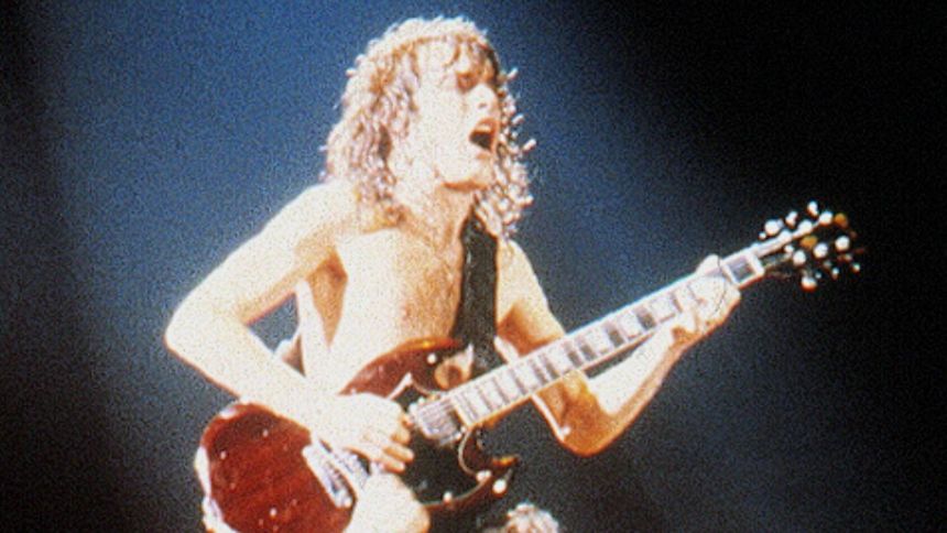 Tak wokalista musiał się ratować podczas debiutu AC/DC na scenie. 