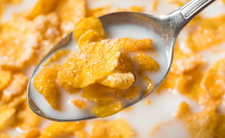 Płatki kukurydziane - skład, cukier, pomysł na zdrowe śniadanie