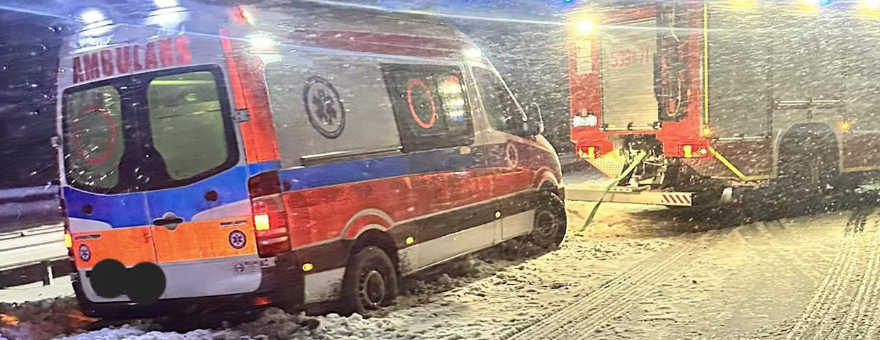 Zima w Polsce, karetka utknęła w śniegu