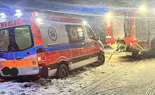 Zima w Polsce, karetka utknęła w śniegu