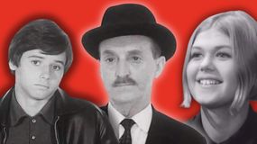 Na zdjęciu trzech ludzi na tle czerwonym: chłopak, mężczyzna w kapeluszu i dziewczyna.