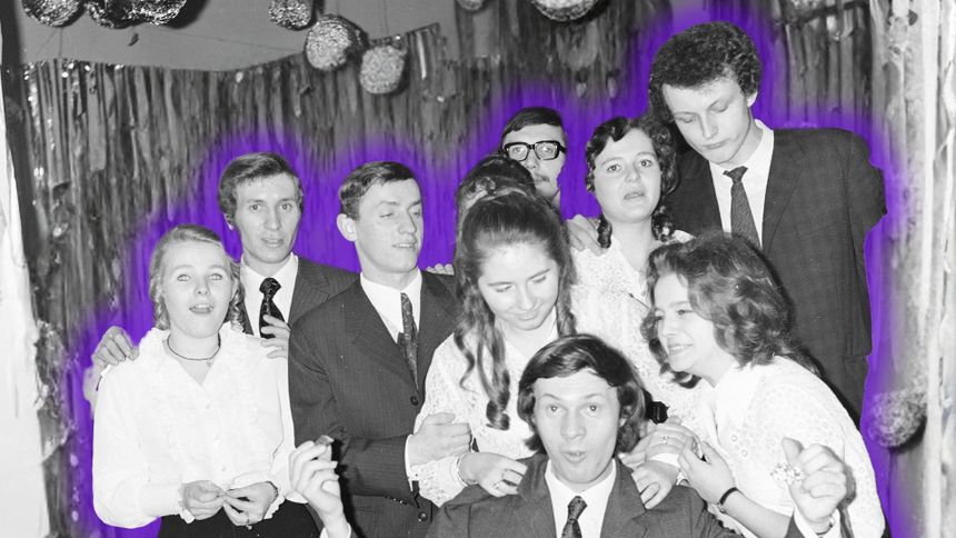 Grupa ludzi bawiących się na przyjęciu, w strojach z lat 70. na tle kolorowych dekoracji.