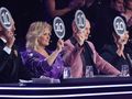 Czterech sędziów trzymających tabliczki z oceną 10 podczas programu telewizyjnego.