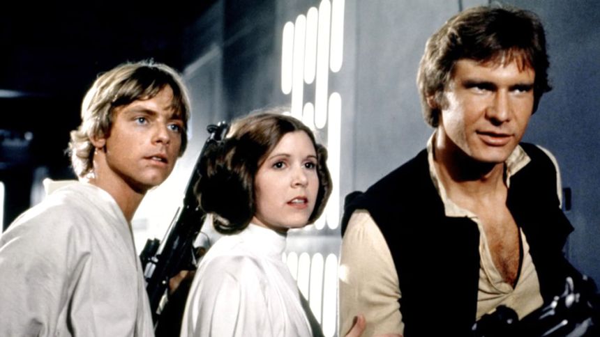 Trójka bohaterów z kosmicznej opery, stojących w dynamicznej pozie, z bronią w rękach.