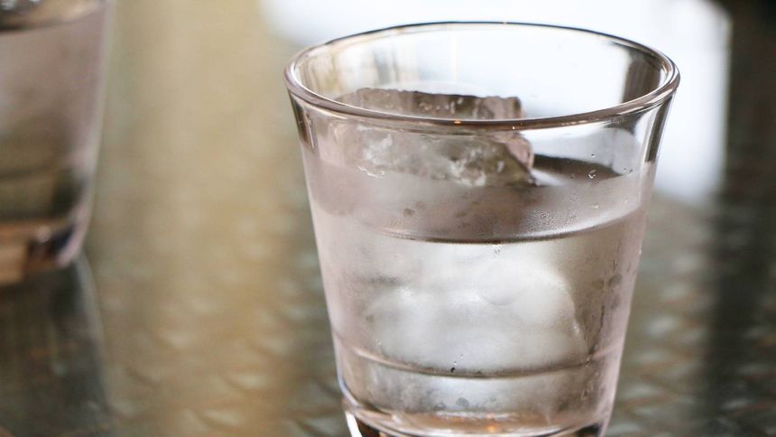 Tak na organizm działa picie wody przed snem