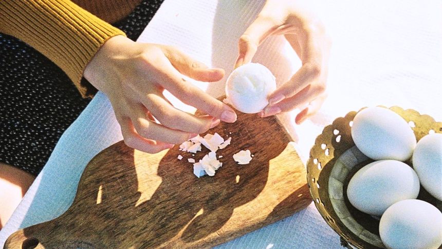 Wystarczy jeden z prostych trików, by obieranie jajek nie było problemem.