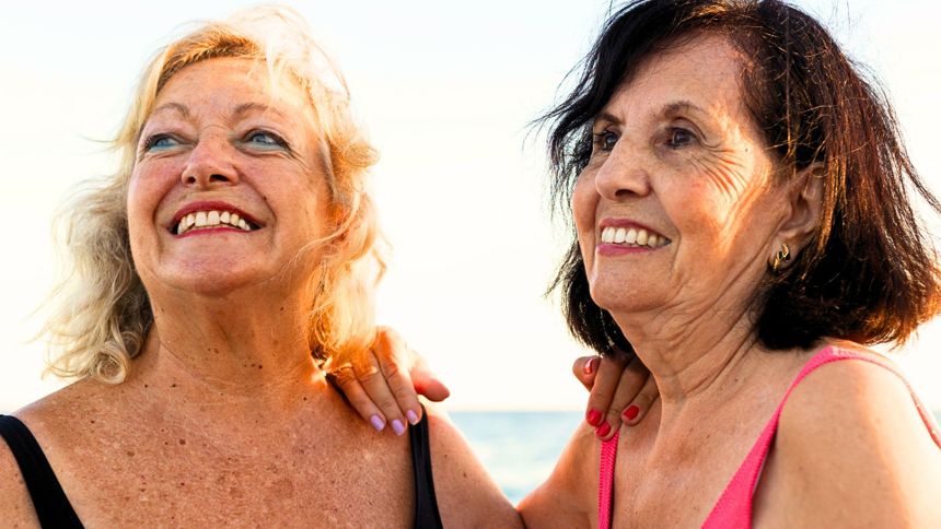 Seniorzy na wakacjach - bezpieczne plażowanie