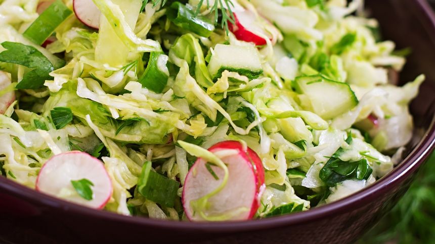 Chrupiąca surówka z kapusty pekińskiej podbije serce nawet największego przeciwnika warzyw