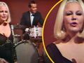 Kadr z występu Peggy Lee podczas wykonywaniu "Fever" w 1966 roku/