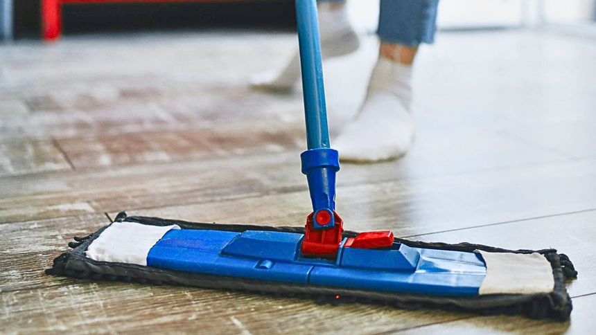 Tak skutecznie umyjesz panele