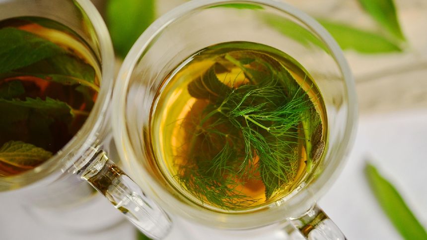 Herbata na noc powinna nie tylko ułatwiać zasypianie, ale również zadbać o lekkość układu pokarmowego.