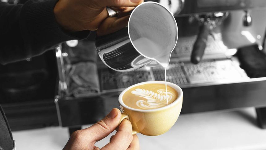 Flat white - co to za kawa? Jak zrobić?