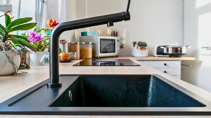 Tak udrożnisz zatkany zlew