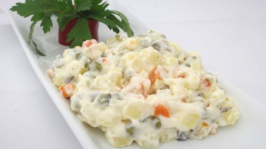 Sałatka jarzynowa może zyskać nowy wymiar po zastosowaniu jednego składnika.