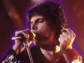Freddie Mercury z mikrofonem