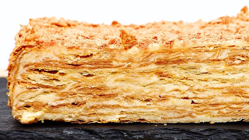 Przepis na Napoleon polega na przygotowaniu wielu warstw i gęstego kremu.