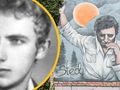 Edward Stachura we wczesnych latach 50. Po prawej mural upamiętniający "Steda"