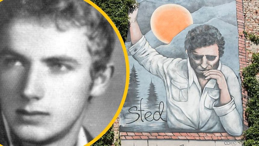 Edward Stachura we wczesnych latach 50. Po prawej mural upamiętniający "Steda"