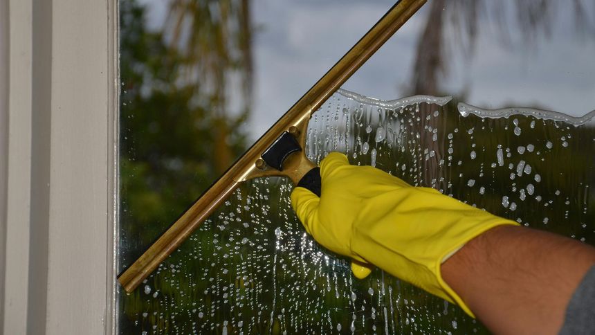 Zaparowane okna nie będą problemem, jeśli zastosujesz jeden z prostych sposobów na walkę z wilgocią.