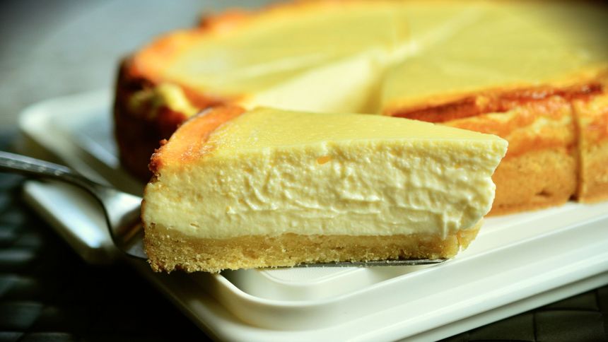 Ten trik sprawi, że sernik nie opadnie