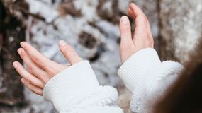 Tak uchronisz się przed pękającą skórą na dłoniach