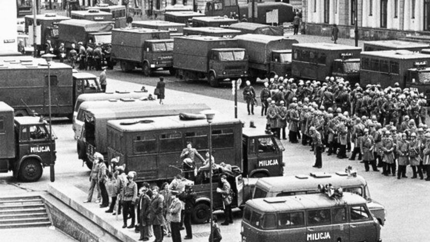 Wprowdzenie stanu wojennego zapoczątkowało mroczny okres w historii Polski.